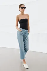 Jeans de tiro medio con corte flare y largo cropped. Presentan diseño de cinco bolsillos, cierre frontal con cremallera y botón, raya planchada en el delantero y bajo desflecado con acabado evasé.
