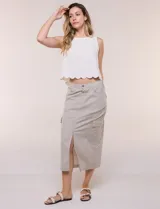 Falda midi estilo cargo de gabardina de algodón color beige, de silueta recta y tiro alto con pretina posterior elastizada. Cuenta con bolsillos funcionales diagonales, laterales tipo cargo con solapa y traseros con tapa, además de tajo frontal inferior.