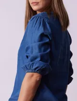 Blusa celeste de tencel, marca Alex & Parker, con escote en V y manga corta amplia.