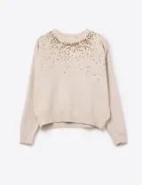 Buzo color beige con cuello redondo y lentejuelas doradas bordadas en la parte superior.