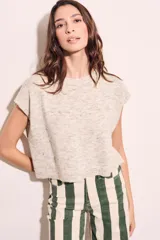 Chaleco de punto color crema con detalles en rosa y celeste, de corte holgado y mangas cortas.