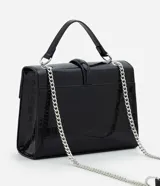 Cartera tipo shoulder bag de tamaño mediano, confeccionada en poliuretano con textura efecto croco. Presenta una tapa frontal con cierre metálico de giro, asa de mano reforzada y una correa larga de cadena plateada. Diseño estructurado con acabado sofisticado.