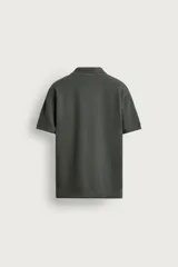 Polo regular fit color verde militar con textura acanalada vertical, cuello solapa con abertura frontal, manga corta y acabados en rib.