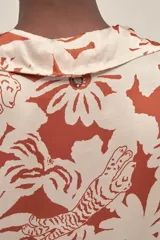 Camisa de manga 3/4 en seda viscosa estampada con flores y tigres en tonos naranja y blanco.