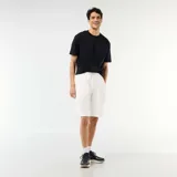 Bermuda de piqué de algodón color blanco, con múltiples bolsillos tipo cargo y cordón ajustable en la cintura.