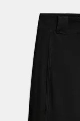 Pantalón de tiro medio en color crudo, con diseño de corte recto y trabillas en la cintura. Presenta cierre frontal con cremallera y gancho metálico.