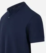 Polo de hombre de manga corta, color beige claro, con cuello mao y tapeta de dos botones.