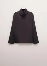 Blusa de tejido fluido con acabado satinado, corte recto, manga larga y cuello vuelto con diseño de pañuelo.