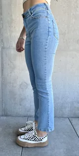 Pantalón de jean celeste de tiro alto y corte ajustado.