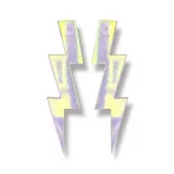 Par de aros colgantes con forma de rayo, con superficie holográfica que refleja tonos rosados, celestes y azules.