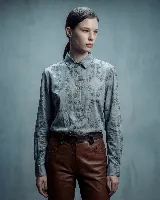 Camisa de algodón con estampado paisley integral en tonos grisáceos, de corte clásico, manga larga y cierre frontal con botones de nácar.