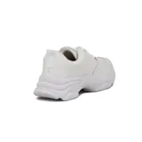 Championes Beira Rio de mujer, color blanco, con diseño chunky y suela gruesa texturizada. Presentan cordones tono sobre tono y perforaciones sutiles en los laterales y la puntera para mayor ventilación.