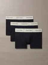 Pack de tres bóxers tipo trunk de color negro, confeccionados en algodón con elastano. Presentan una cintura elástica ancha en color blanco con el logo de la marca estampado en repetidas ocasiones.