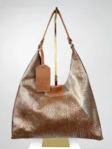 Cartera tipo hobo de cuero genuino con acabado metalizado en tonos marrón y plateado. Presenta un diseño texturizado, asa de hombro integrada y etiqueta colgante de cuero con el logo de la marca grabado.