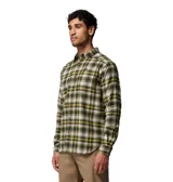 Camisa de franela de manga larga Columbia modelo Cornell Woods, con diseño a cuadros en tonos verde, amarillo y blanco. Cuenta con cuello clásico, cierre frontal con botones y un bolsillo en el pecho con parche de la marca.