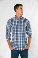 Camisa de manga larga con diseño de cuadros en tonos azul marino, blanco y bordó, con cuello abotonado y cierre frontal de botones.