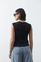 Top de tul negro con estampado aterciopelado con diseño de flores, de manga corta y cuello redondo, con ajuste al cuerpo.