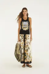 Vestido largo Farm Rio de corte recto, con cuerpo negro tipo musculosa con estampado gráfico frontal y falda fluida en color crudo con estampado botánico y marino de flores y caracoles.