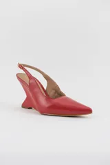 Zapatos de tacón cuña estructural color negro, con punta fina cerrada, diseño descalzo y tira ajustable al talón.
