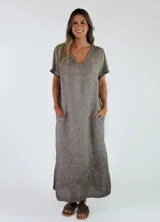 Vestido largo gris, de corte recto y holgado, con mangas cortas, escote en V y bolsillos laterales.
