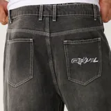 Pantalón de jean Rip Curl modelo Archive Dirty Denim, color negro con efecto gastado, corte holgado y costuras en contraste.
