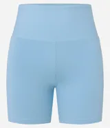 Bermuda deportiva de tiro alto confeccionada en microfibra color celeste, con bolsillos laterales y detalle de paneles de tul en la cintura.