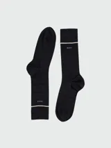 Pack de tres pares de medias de caña media marca Boss. El set incluye dos pares lisos en color negro y un par negro con estampado de lunares pequeños y detalle de línea horizontal en el puño.