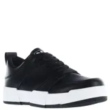 Championes urbanos N+ modelo Foge, color negro con suela de plataforma blanca. Presentan diseño con recortes, cierre mediante cordones y tirador en el talón.
