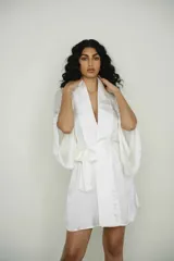 Bata color crema confeccionada en seda, con lazo de ajuste en la cintura.