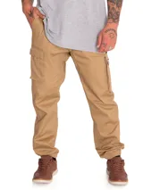 Pantalón cargo beige con múltiples bolsillos utilitarios, cintura elástica y puños elastizados en los tobillos.