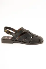 Sandalias cangrejeras de cuero marrón oscuro, con diseño de tiras entrelazadas, talón cerrado y tira ajustable con hebilla metálica.