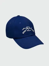 Gorra de béisbol azul con bordado blanco en el frente y visera curva.