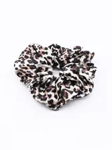 Crunchie de tela con estampado animal print en tonos marrón, negro y blanco.