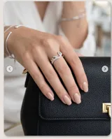Anillo de plata 925 con diseño en forma de V, decorado con pequeñas circonias engastadas en toda su superficie.