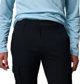Pantalón cargo negro de corte recto, con bolsillos laterales con solapa y múltiples compartimentos.