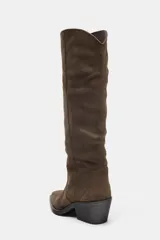 Bota cowboy de piel efecto encerado en color marrón oscuro, con diseño de caña alta, acabado en punta y tacón ancho.
