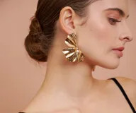 Aros colgantes dorados con forma de hoja.