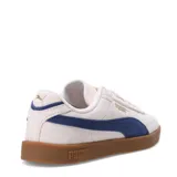 Championes urbanos Puma modelo Club II Era Suede, color rosado con detalles en verde agua y suela de goma color caramelo. Confeccionados en gamuza con logo Puma dorado en el lateral.