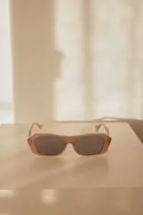 Lentes de sol con marco geométrico color carey y lentes grises con protección UV400.