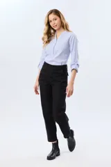 Pantalón de gabardina marrón, de corte recto con pinza en el bajo y detalles de botones en los tobillos.