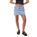 Pollera corta de jean, color celeste lavado, con tiro medio/bajo y corte recto. Presenta costuras visibles y bolsillos delanteros y traseros típicos de jean.