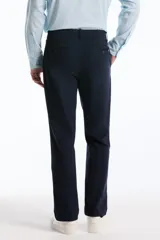 Pantalón chino de corte recto color azul marino, con bolsillos laterales y traseros.