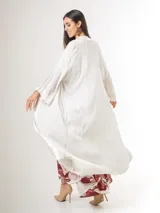 Kimono largo azul marino confeccionado en viscosa, con bordes de satén, diseño fluido y mangas amplias.