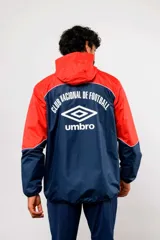 Campera de lluvia Umbro del Club Nacional de Football, modelo Drift, impermeable con capucha. Diseño bicolor en rojo y azul marino con detalles blancos, cierre frontal y bolsillos.