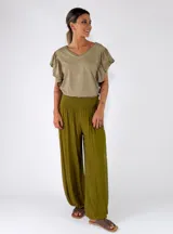 Pantalon holgado de tiro alto con cintura elastizada y piernas anchas.