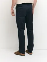 Pantalón tipo chino de corte slim moderno, de color gris, con bolsillos funcionales delanteros e italianos y detalles de costura premium.