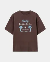 Remera oversize marrón con estampado gráfico frontal en tonos celestes y blancos con la leyenda "Only Fans", palmeras y estrellas.