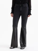 Jeans bootcut negros de denim elastizado con botamanga ancha confeccionada en cuero negro al tono.