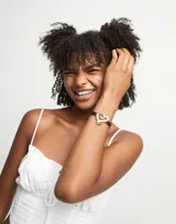 Pulsera de cuero marrón con dije de corazón dorado con cristal negro.