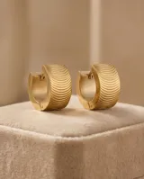 Aros tipo argolla pequeña con diseño de textura estriada y acabado en baño de oro.